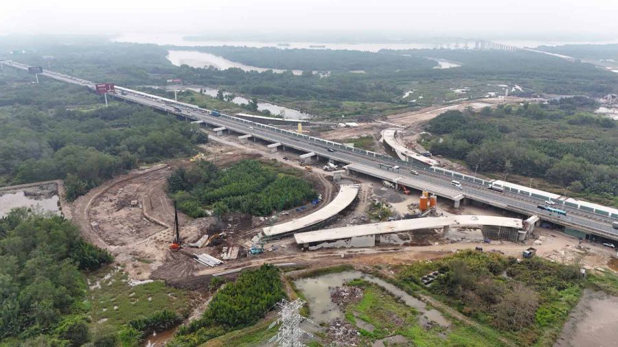 Construction of the Ho Chi Minh City Ring Road 3 intersection with the Ho Chi Minh City - Long Thanh - Dau Giay Expressway. Photo: Minh Quan