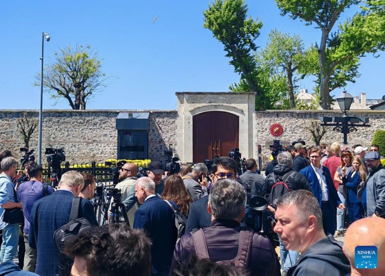 El periodista espero noticias sobre las conversaciones rusas -ukrainianas en Estambul, Türkiye, el 15 de mayo de 2025. Foto: Xinhua