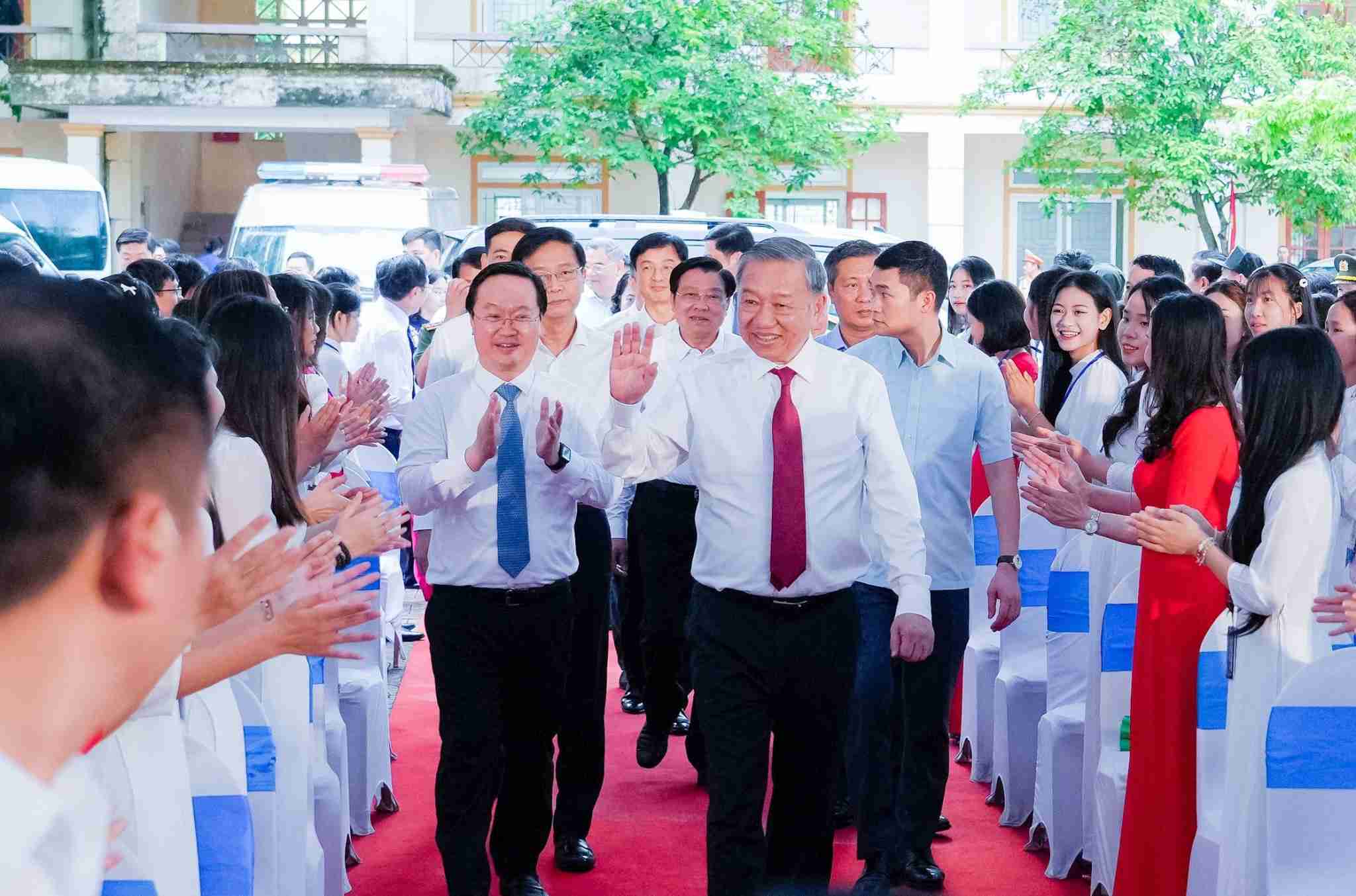 Secretario General de Lam y la Mision Central y lideres de Nghe, una provincia visito Kim Lien High School (Distrito Nam Dan) el 15 de mayo de 2025. Foto: Pham Bang Bang