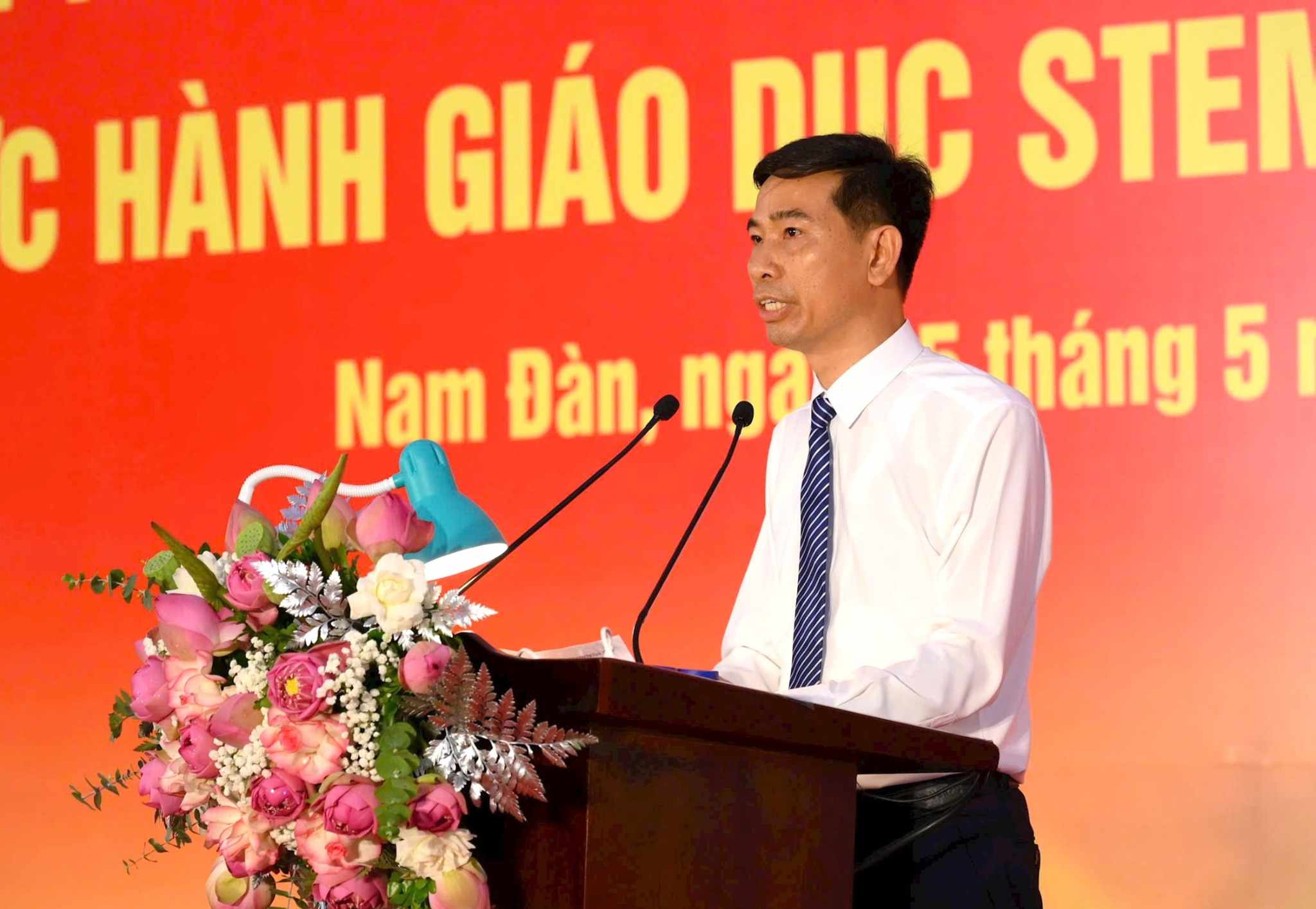 Thay giao Duong Van Son - Hieu truong Truong THPT Kim Lien bao cao voi Tong Bi thu va doan cong tac cua Trung uong, tinh Nghe An. Anh: Thanh Cuong
