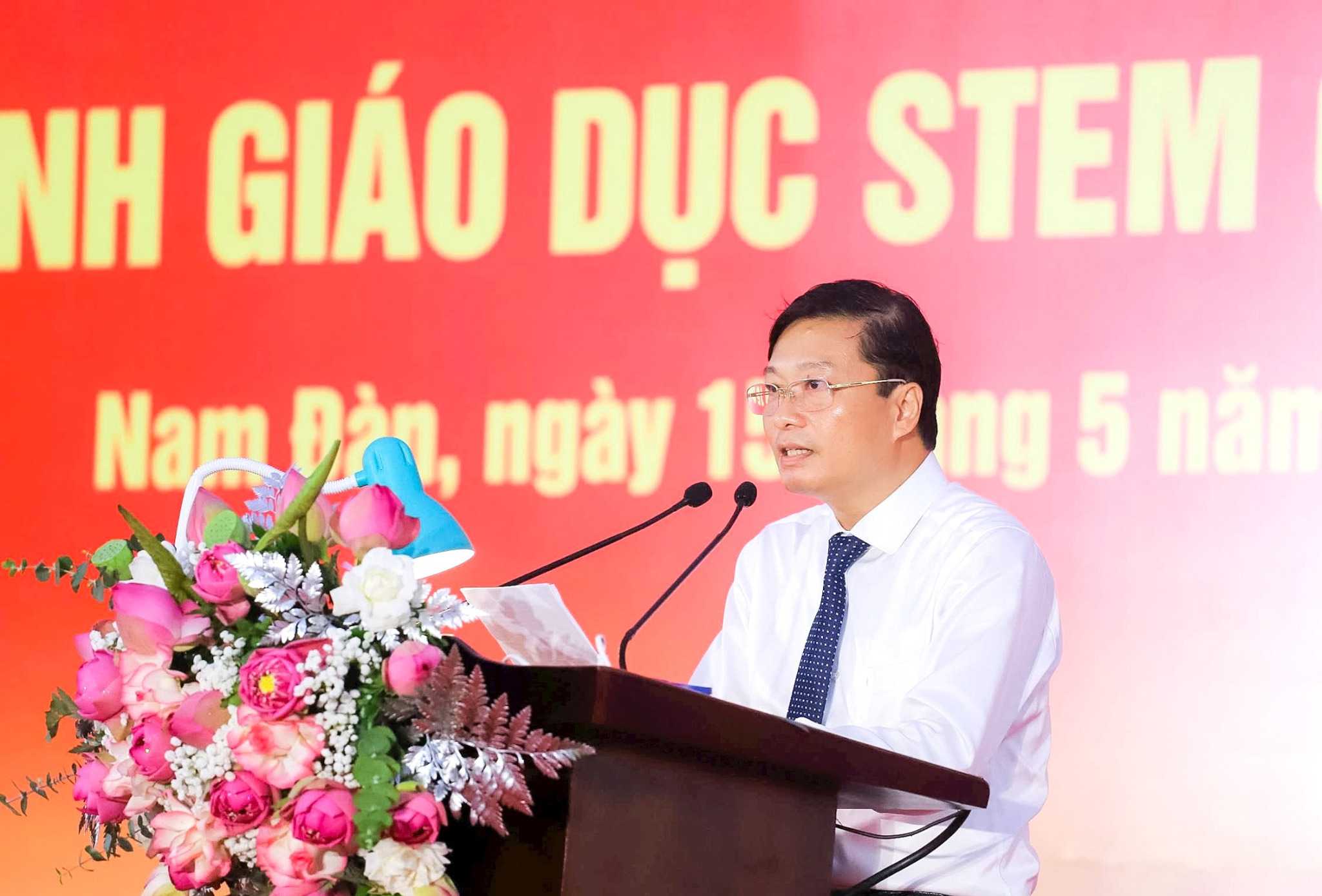 Pho Bi thu Tinh uy - Chu tich UBND tinh Nghe An Le Hong Vinh phat bieu, bao cao voi Tong Bi thu va doan cong tac Trung uong ve nhung thanh tich cua giao duc Nghe An. Anh: Pham Bang