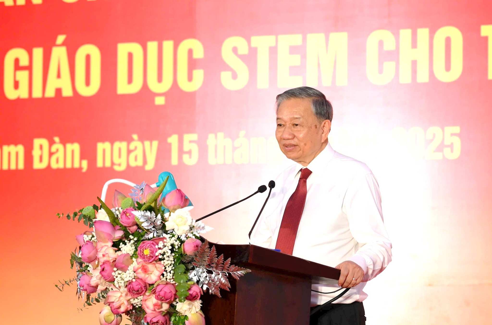 Tong Bi thu To Lam noi chuyen cung cac thay co giao va cac em hoc sinh Truong THPT Kim Lien. Anh: THANH CUONG