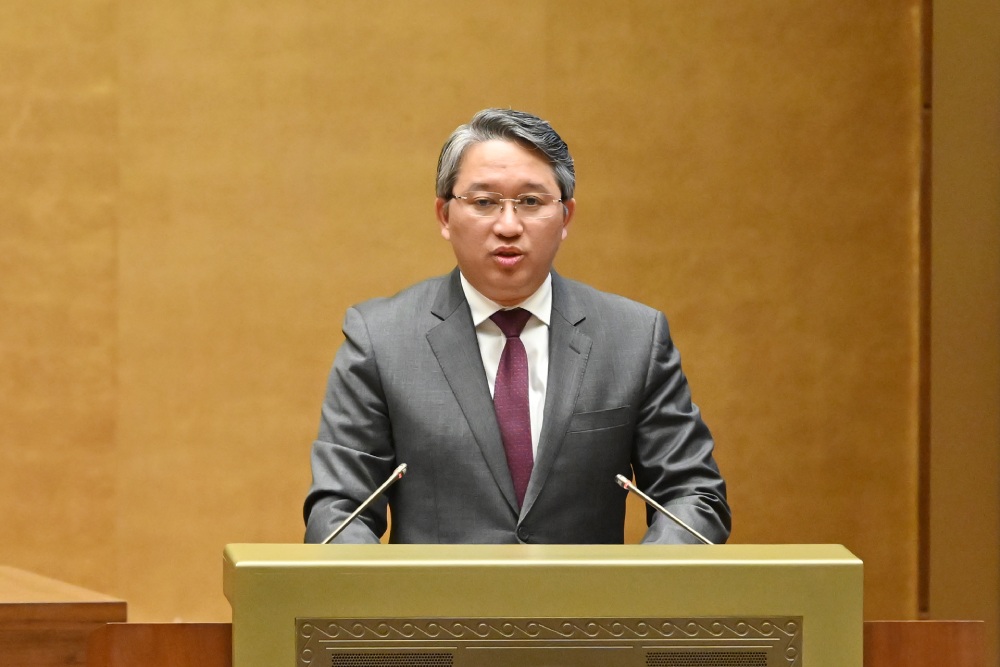Minister of Justice Nguyen Hai Ninh said that the draft law adds that only people of Vietnamese nationality are appointed to positions in state agencies. Photo: Pham Dong