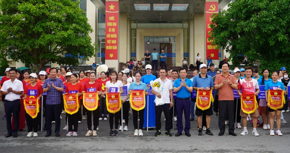 Lãnh đạo LĐLĐ TP Hải Phòng và quận Dương Kinh tặng cờ lưu niệm cho các đội tham gia giải. Ảnh: Mai Dung