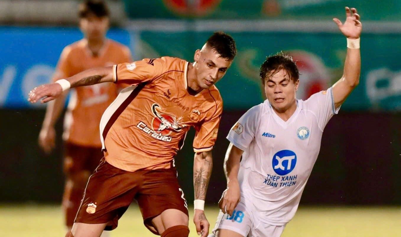 Nam Dinh Club (white shirt) is determined to defeat Hoang Anh Gia Lai at home. Photo: VPF