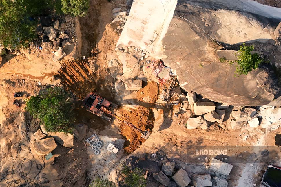 Maquinas excitantes, maquinas de corte, perforando cincel directamente en Hon Cha Mountain (Tran Quang Dieu Ward, Quy Nhon City, Binh Dinh). Foto: Hoai Phuong