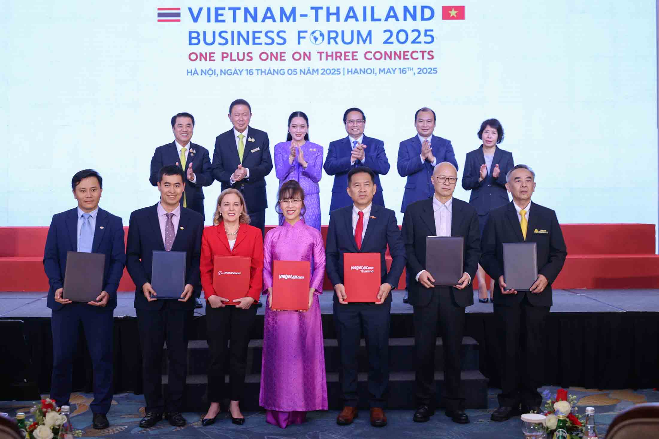 Ba Penny Burtt, Chu tich Boeing vung (thu ba tu trai sang, hang truoc), Chu tich Vietjet Nguyen Thi Phuong Thao (giua, hang truoc) va Tong giam doc Vietjet Thai Lan Woranate Laprabang (thu ba tu phai sang, hang truoc) trao thoa thuan chuyen giao 50 tau bay Boeing 737 cho Vietjet Thai Lan voi su chung kien cua Thu tuong Chinh phu Pham Minh Chinh va Thu tuong Thai Lan Paetongtarn Shinawatra