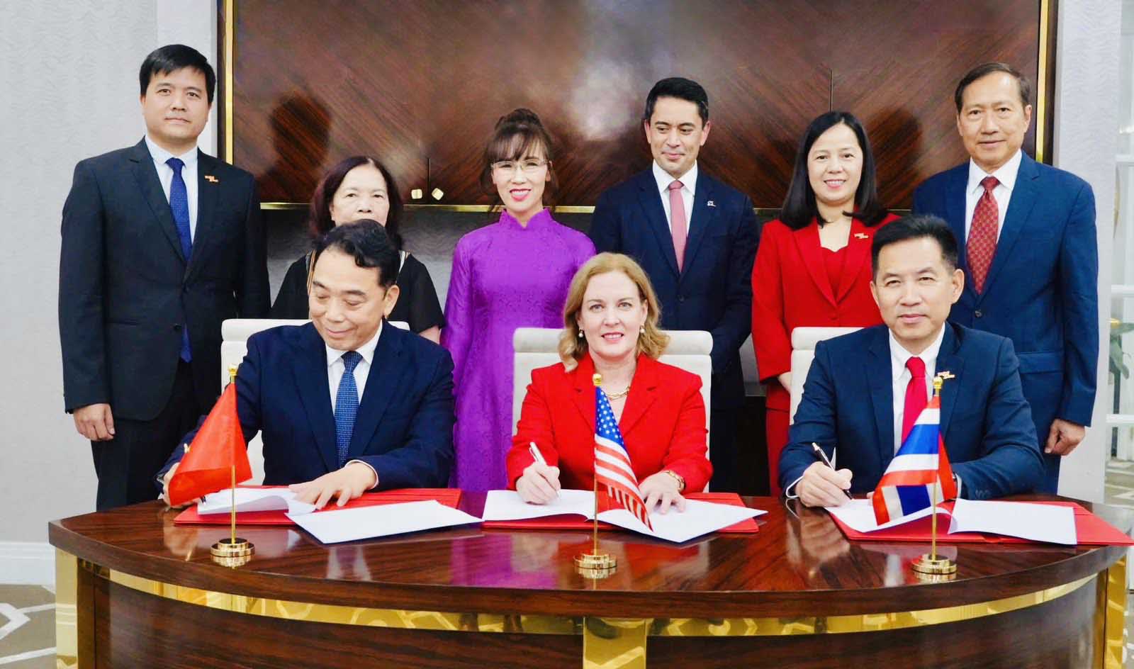Vietjet se chuyen giao 50 tau bay Boeing 737 cho Vietjet Thai Lan thuoc hop dong dat mua 200 tau bay da duoc ky ket giua Vietjet va Boeing.