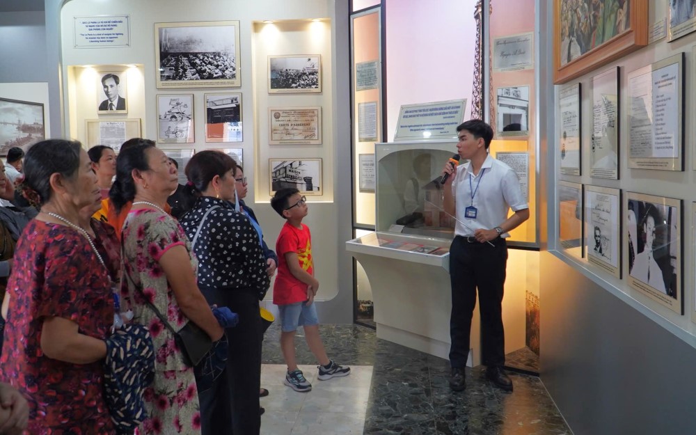 People were moved by Uncle Ho's historic journey when visiting Nha Rong Wharf.