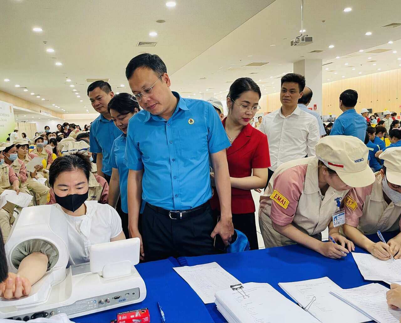 The leaders of the Hanoi City Labor Federation inspected the implementation of free health check-ups for female workers on May 17. Photo: Ngoc Anh