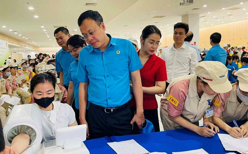 The leaders of the Hanoi City Labor Federation inspected the implementation of free health check-ups for female workers on May 17. Photo: Ngoc Anh