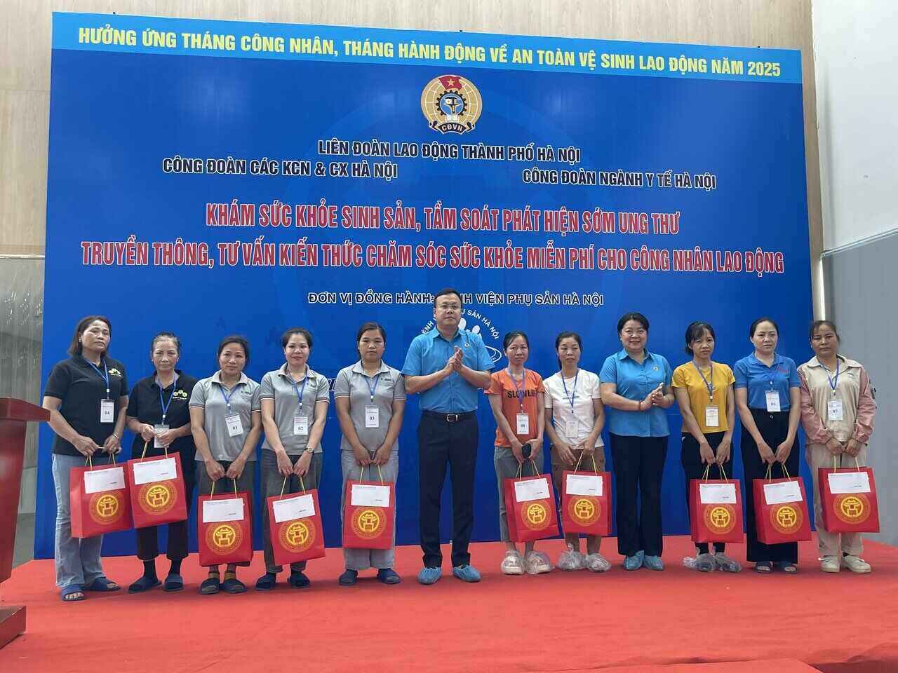 Trao qua cho cong nhan lao dong nhan Thang Cong nhan, Thang hanh dong ve an toan ve sinh lao dong. Anh: Ngoc Anh