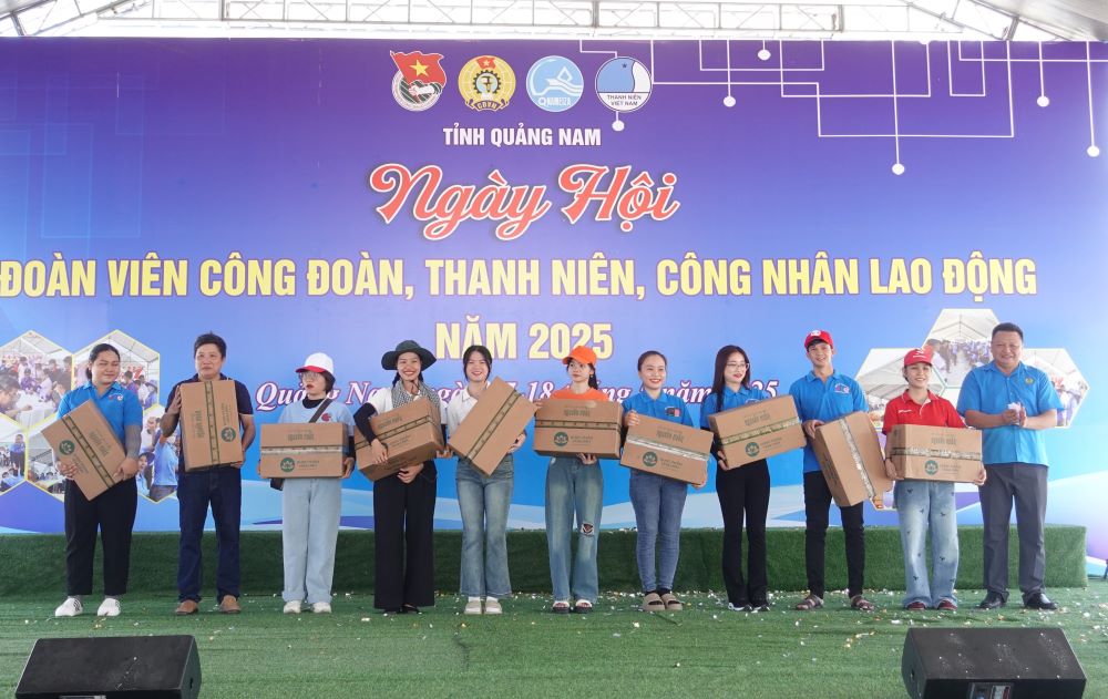 Đoàn viên, người lao động tham gia bốc thăm trúng thưởng tại chương trình. Ảnh: Trần Thi
