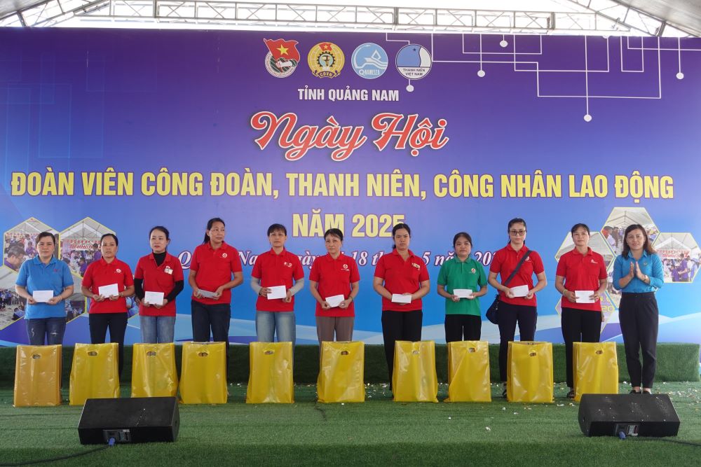 Dar obsequios a 40 miembros del sindicato en circunstancias dificiles debido a accidentes ocupacionales, enfermedades ocupacionales y enfermedades graves en Quang Nam. Foto: Tran Thi