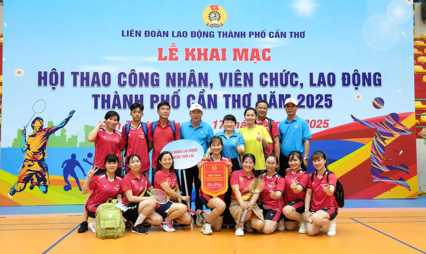 Hoi thao chao mung Thang Cong nhan thu hut tren 700 van dong vien, huan luyen vien tham gia. Anh: My Ly