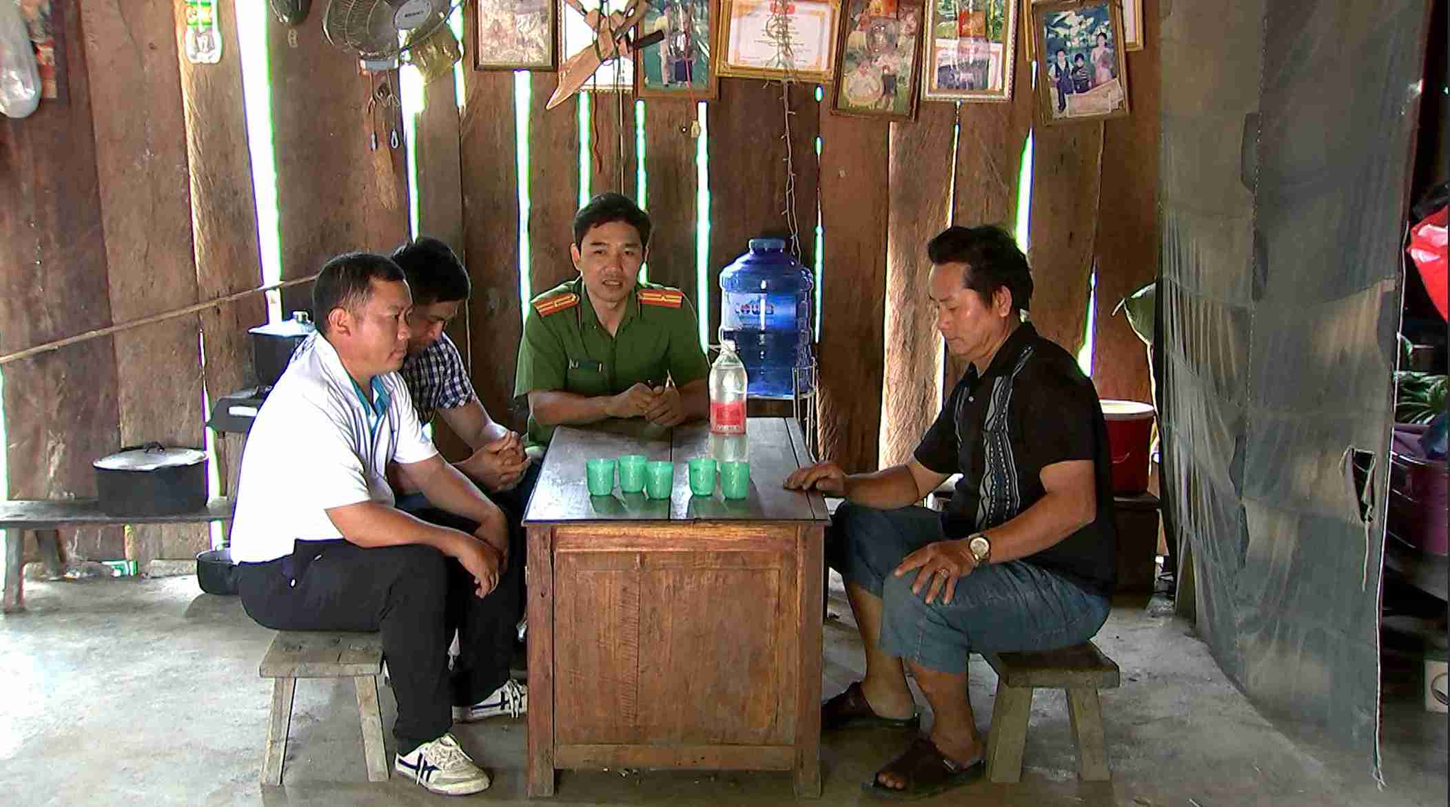 La movilizacion de las autoridades del distrito de Krong Nang a menudo se asocia con una reduccion sostenible de la pobreza, especialmente en comerciantes de minorias etnicas. Foto: Phan Tuan