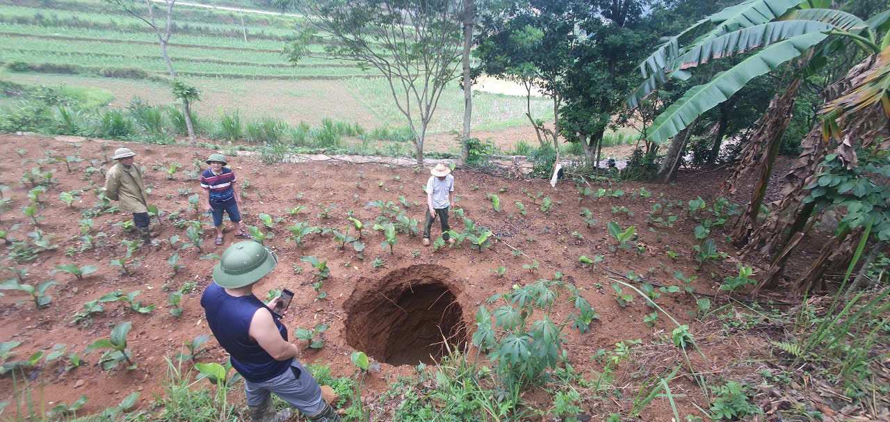 Cao Bang has just recorded a 4m deep sinkhole near a household's house. Photo: Hoa An District People's Committee