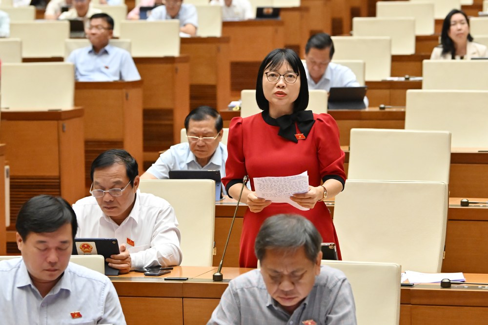National Assembly delegate Nguyen Thi Viet Nga raised the current situation of counterfeit goods and counterfeit goods spreading on digital platforms. Photo: Pham Dong