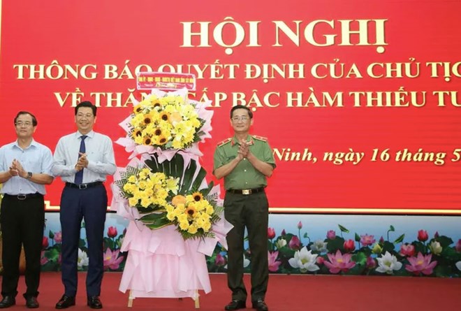 Thăng hàm Thiếu tướng với Giám đốc, 1 Bí thư huyện làm Phó Giám đốc Công an tỉnh