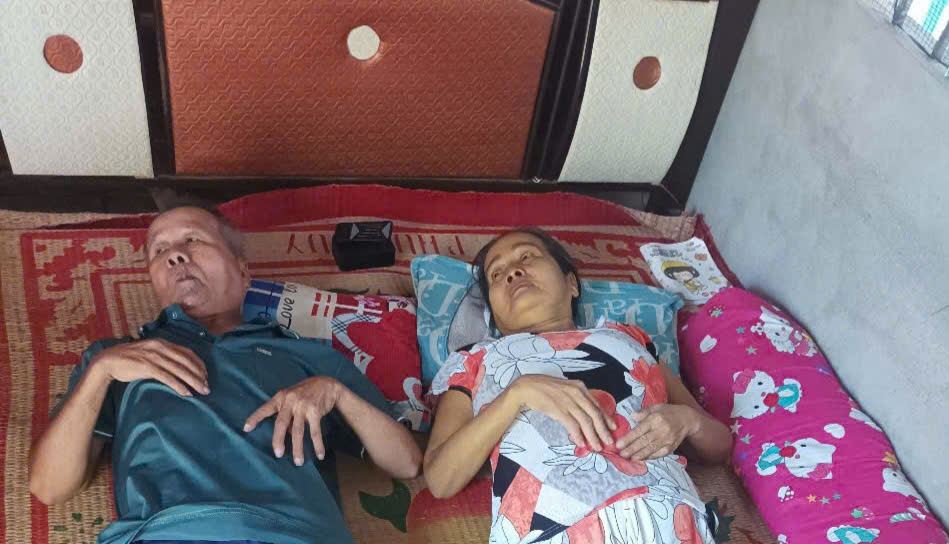 Mrs. Tran Thi Chin's family has 4 sick people, currently living on the love of society. Photo: Hoang Loc