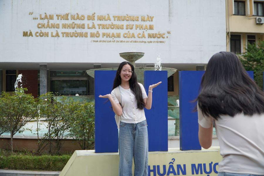 Thi sinh bay to nhieu cam xuc khac nhau truoc gio lam bai thi danh gia nang luc su pham nam 2025. Anh: Anh Duc
