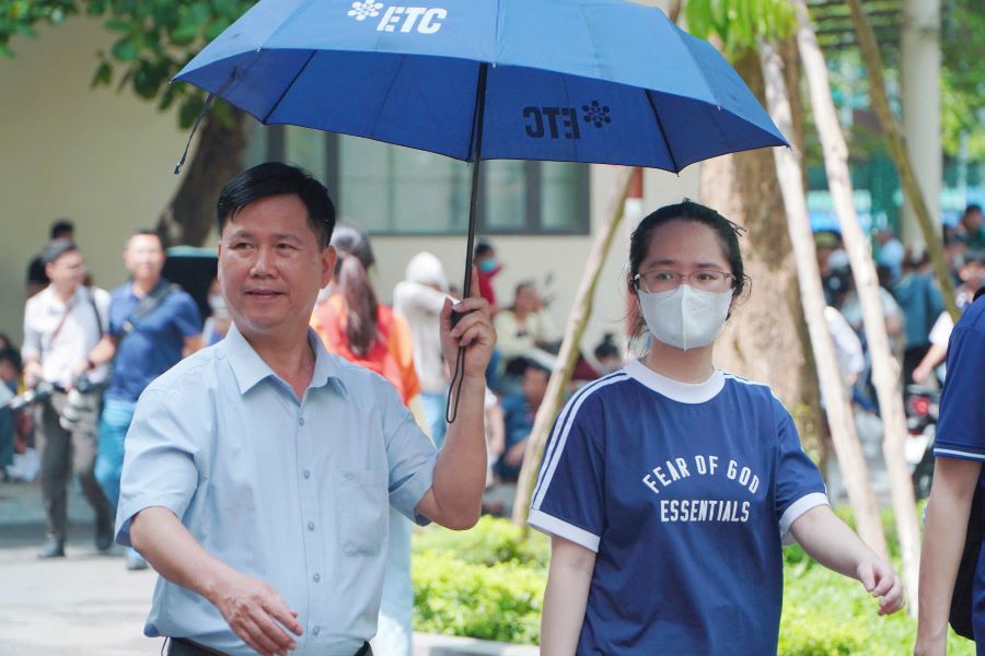 Ngay tu sang som, phu huynh va hoc sinh da do ve cac diem thi cua ky thi danh gia nang luc SPT rat dong. Anh: Anh Duc
