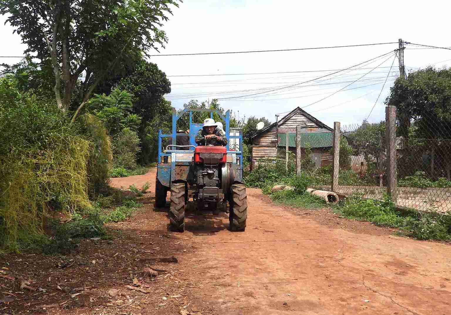 Mot ho gia dinh o xa Ea Ho tren duong di lam ray. Anh: Bao Trung