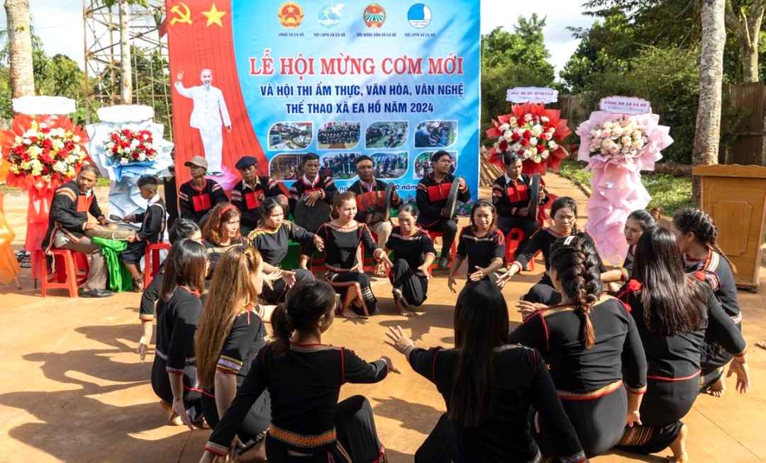 Dong bao cac dan toc o xa Ea Ho cung tham gia le hoi truyen thong tai dia phuong. Anh: Nguyen Gia