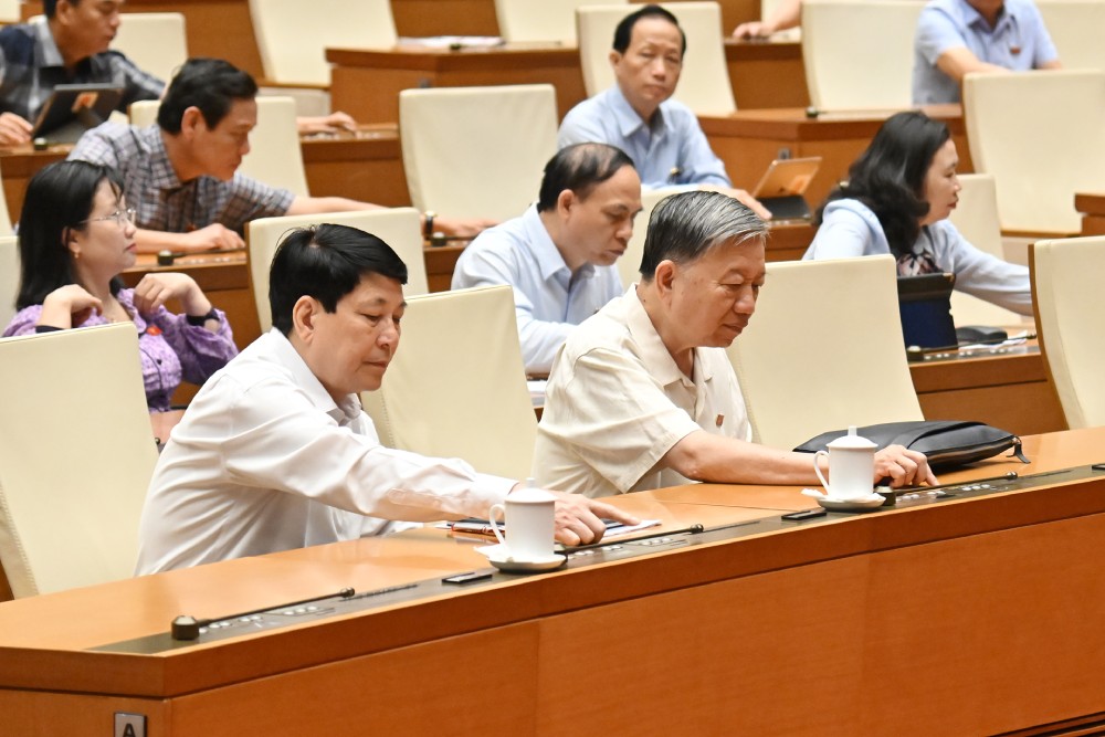 General Secretary To Lam; Politburo member and President Luong Cuong pressed the button to vote to pass the resolution on adjusting and supplementing the state budget estimate for 2025. Photo: Pham Dong