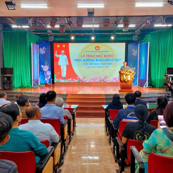 Excelente maestro Nguyen Xuan NGOC - Presidente de la Asociacion de aliento de Estudios Provinciales de Lam Dong hablo en la ceremonia de honor. Foto: Duc Lam