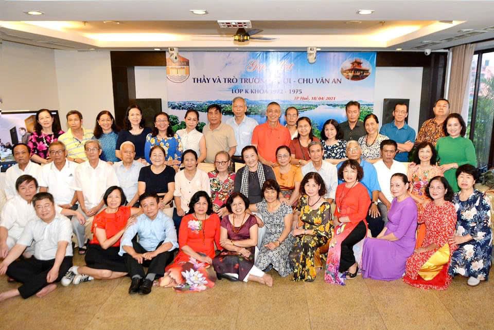 Hình ảnh bà Ngọc cùng nhóm học trò cũ tại trường Chu văn An Hà nội khóa 1972-1975. Ảnh: Minh Ngọc