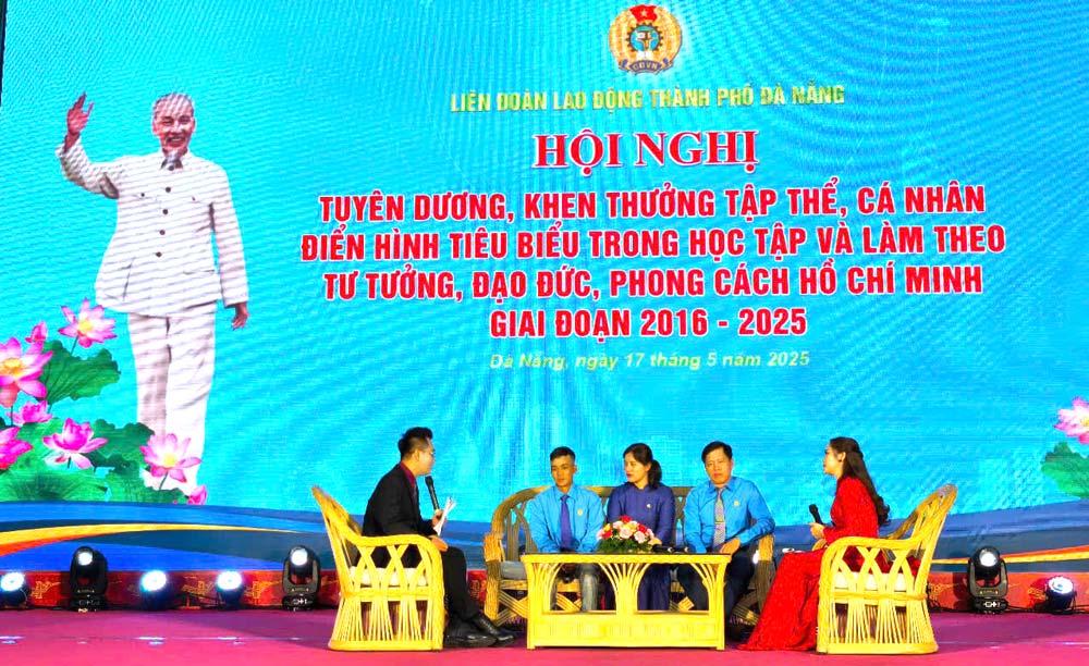 La Federacion Laboral de la Ciudad de Da Nang celebro una conferencia para felicitar y recompensar colectivos e individuos con logros sobresalientes en 10 años de implementacion e implementacion de la Directiva No. 05. Foto: Tuong Minh Minh