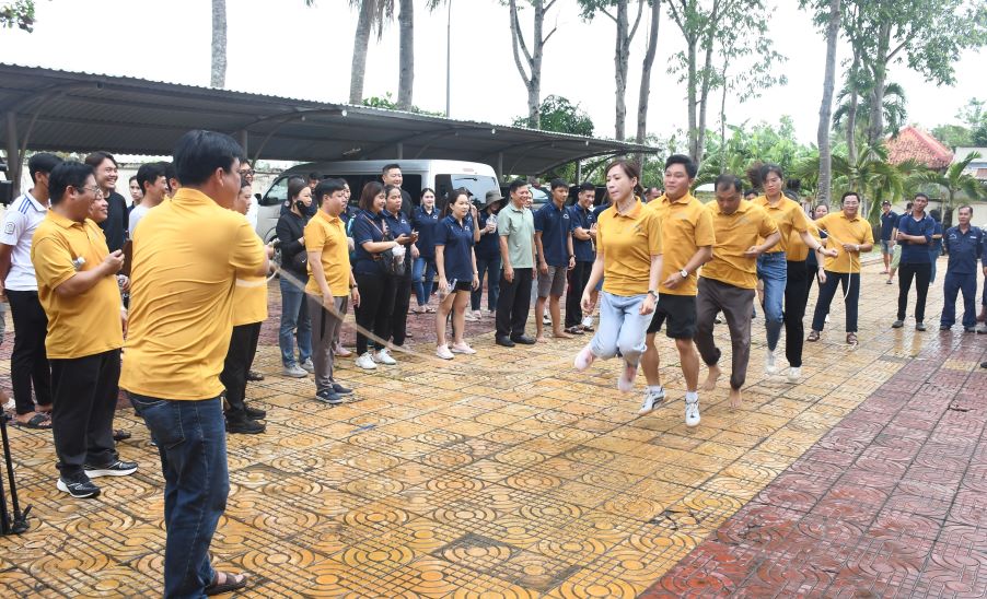 Đoàn viên, người lao động hào hứng tham gia hội thao. Ảnh: Phương Anh