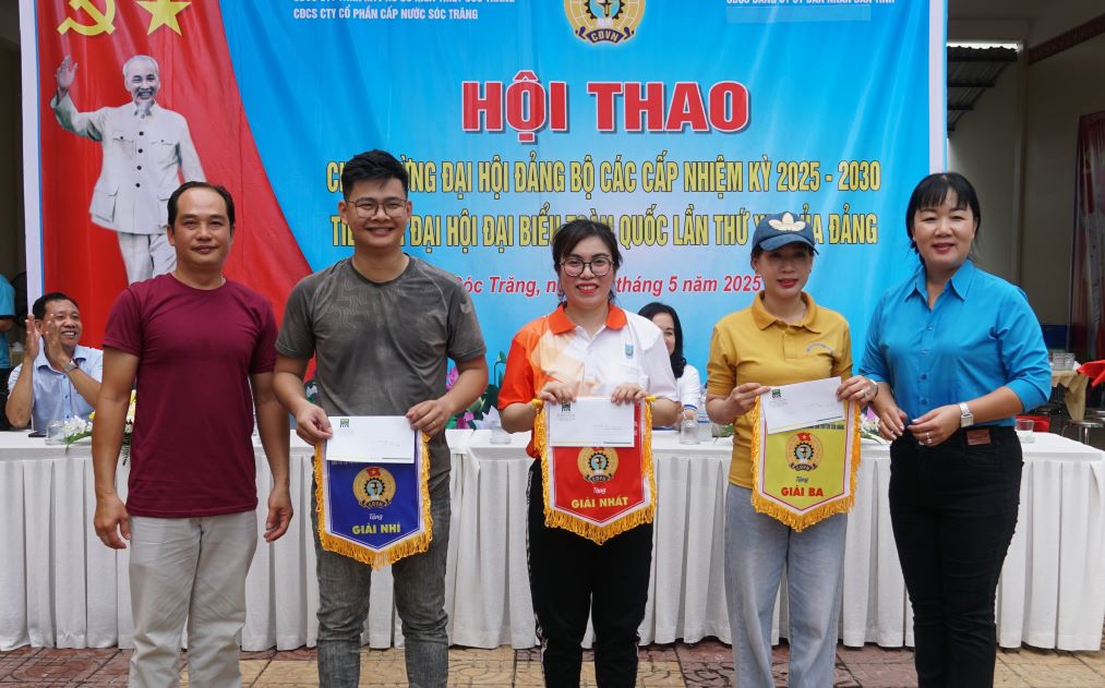 Ban tổ chức trao giải cho các đội có thành tích Nhất, Nhì, Ba. Ảnh: Phương Anh
