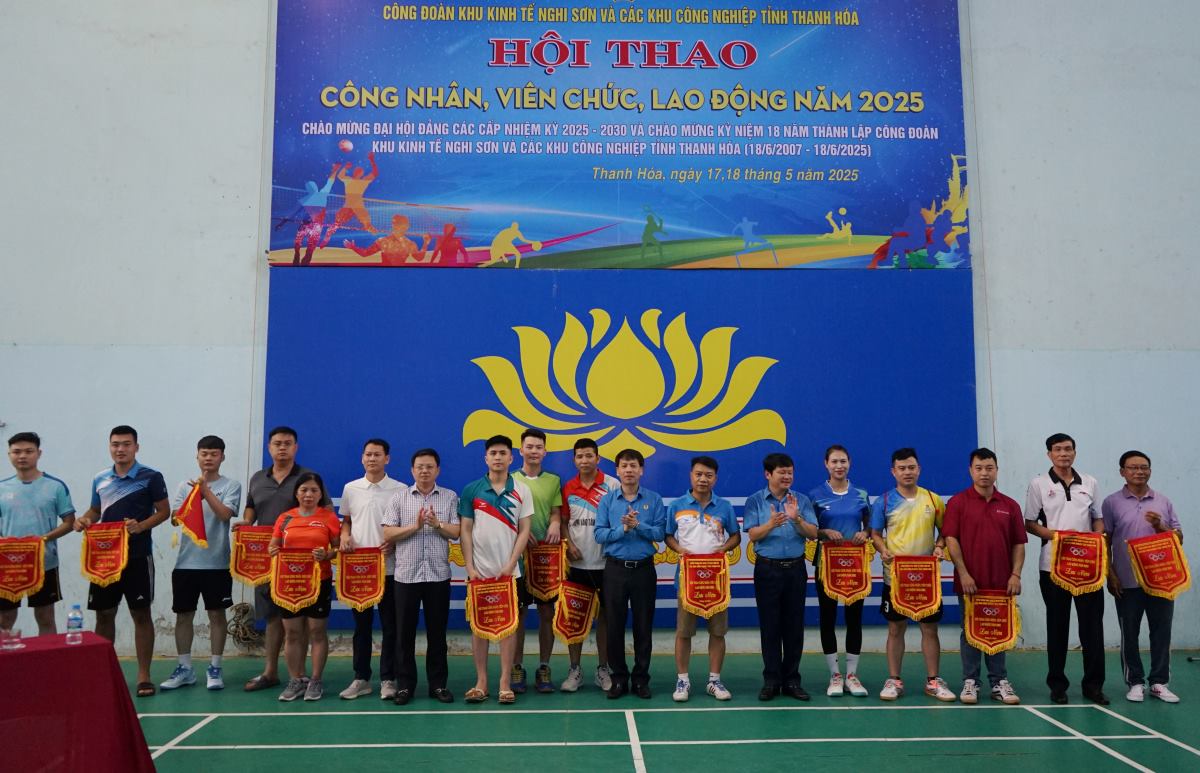 Dai dien lanh dao LDLD tinh Thanh Hoa trao co luu niem cho cac doi du hoi thao. Anh: Quach Du