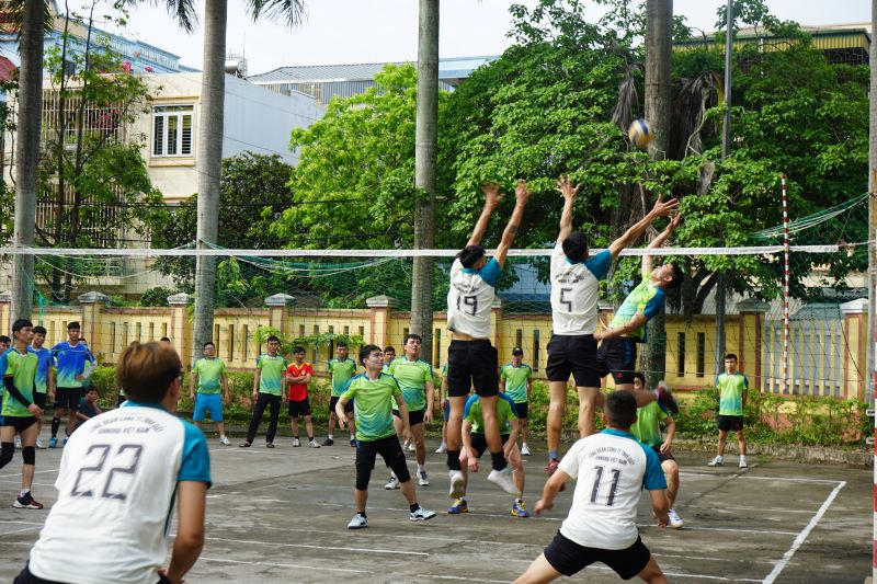 Cong nhan lao dong dua nhau tranh tai o 2 bo mon bong chuyen hoi Nu va bong chuyen da Nam trong tieng reo ho, co vu cua dong dao doan vien, nguoi lao dong. Anh: Quach Du