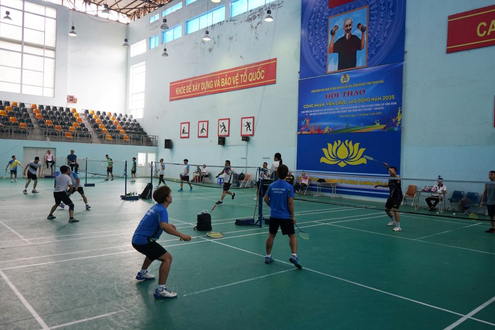 Doan vien, nguoi lao dong tranh tai o bo mon cau long. Anh: Quach Du