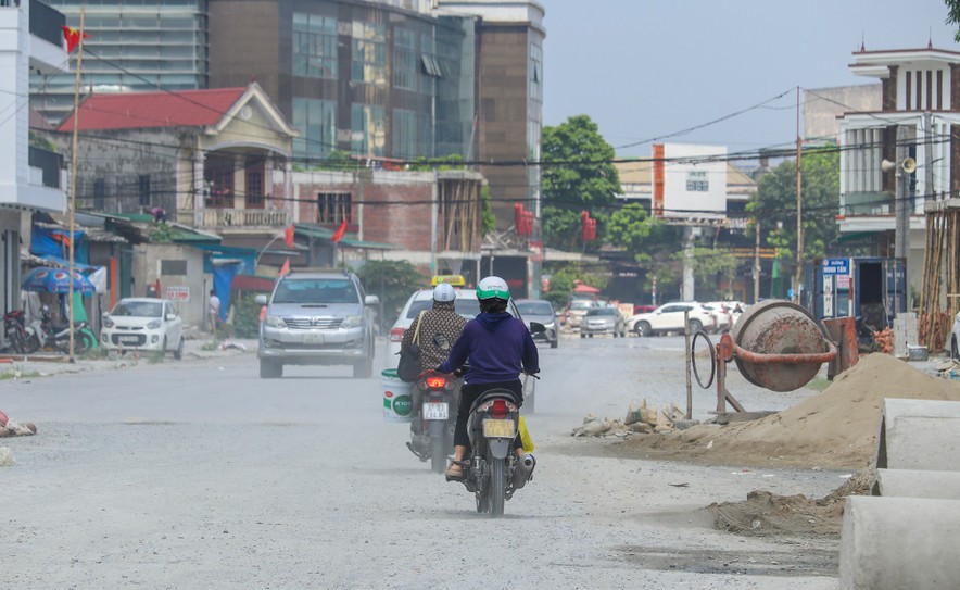Dự án đường Lý Thường Kiệt (TP Vinh) thi công dở dang, kéo dài. Ảnh: Quang Đại