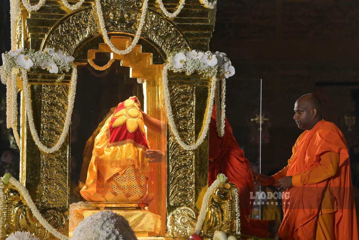 Le cung ruoc va ton tri xa loi Duc Phat tai Dien Tam The - chua Tam Chuc (tinh Ha Nam). Anh: Luong Ha