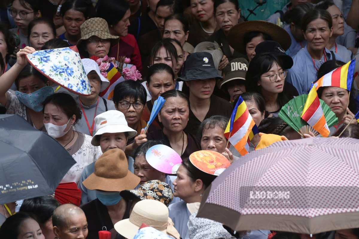 Nguoi dan xep hang ben ngoai cho chiem bai xa loi Duc Phat. Anh: Luong Ha