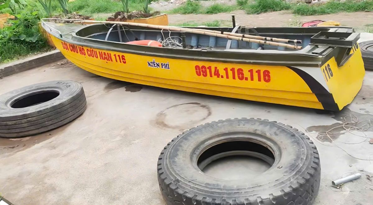 The 116 free rescue team set out to search for the whereabouts of a mother and child drowning on the Red River in Thai Binh. Photo: 116 Rescue Team