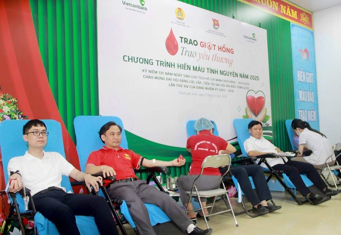 La donacion de sangre es un acto practico de aprender y seguir el ejemplo moral de Ho Chi Minh. Foto: Quang an