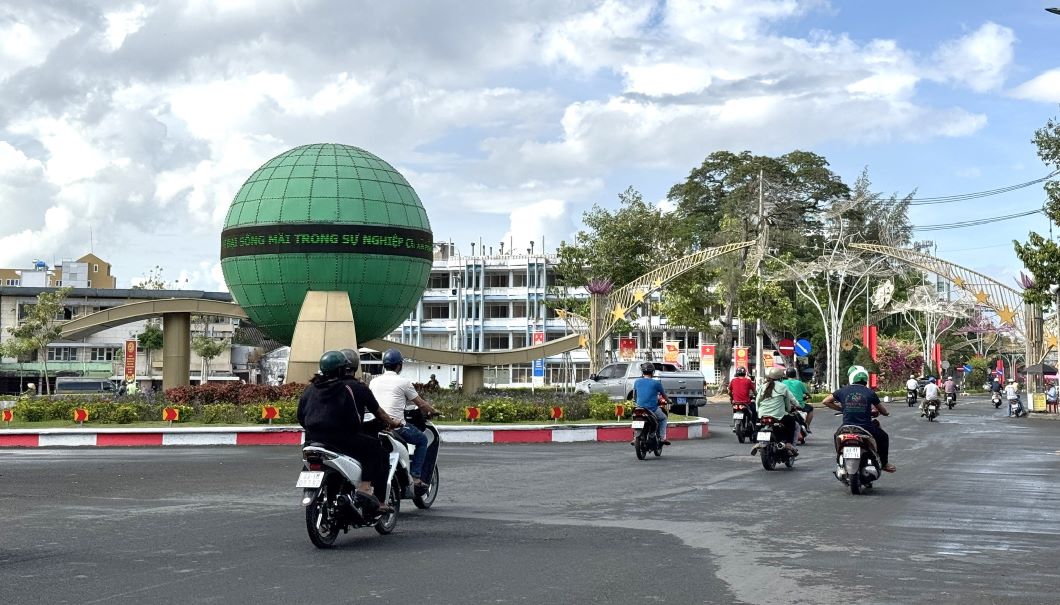 La provincia de SoC Trang completo el proyecto de organizar y simplificar la organizacion frontal y sindical, hacia un aparato efectivo, reduciendo las pistas. Foto: Phuong Anh