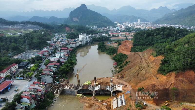 The dam project creates a landscape in the center of Ha Giang City. Photo: Lam Thanh