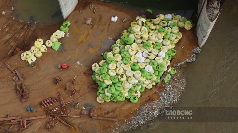 Nhieu vi tri phai chan dong nuoc de trien khai thi cong. Anh: Lam Thanh