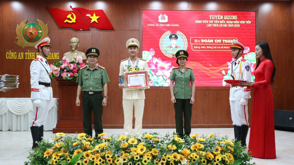 Colonel Le Van Quy - Deputy Director of the Provincial Police Department presented Certificates of Merit and symbols to outstanding young party members. Photo: Tien Dung