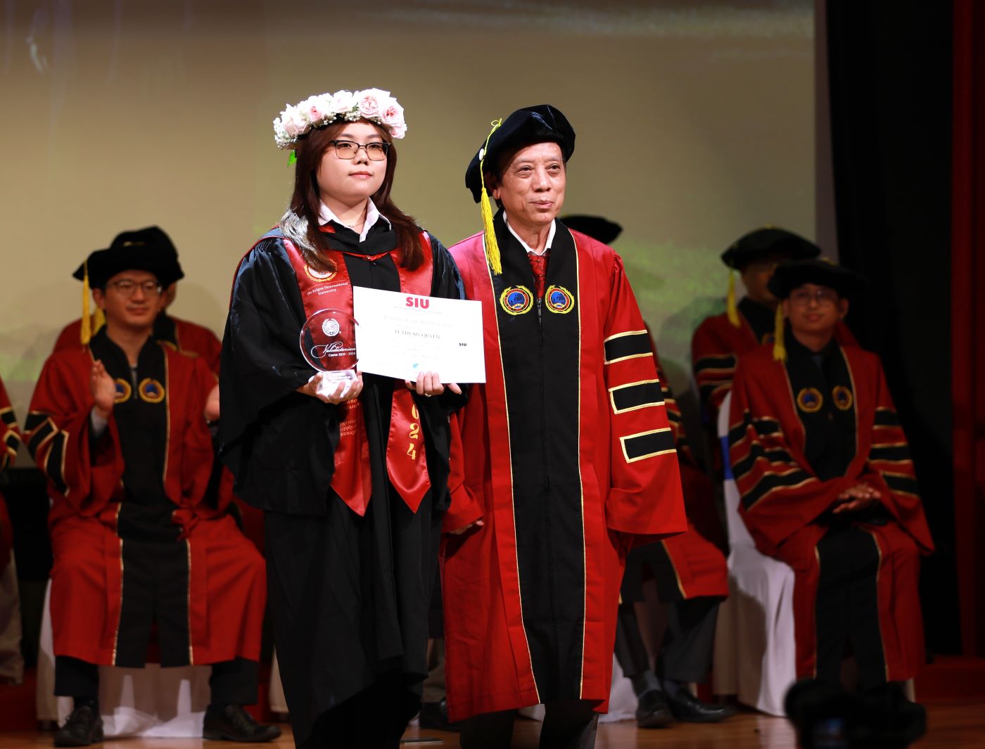 Le Thi My Quyen Excelentemente se convirtio en el Valedictorian Graduado en 2024 de la Universidad Internacional Saigon. Foto: Siu