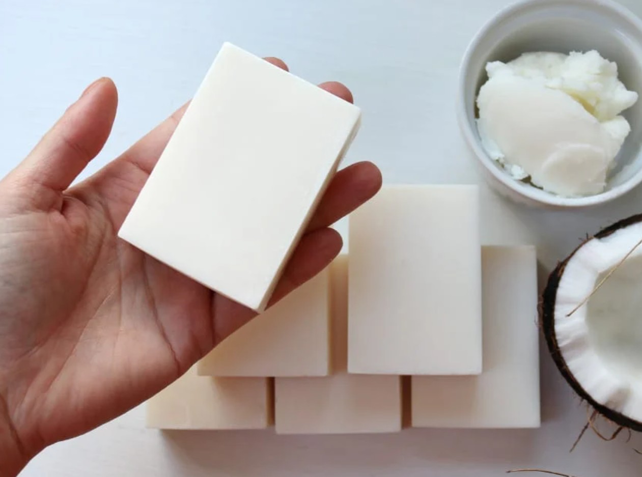 Make your own coconut oil soap at home in a simple way, without taking a lot of time. Photo: Khanh An
