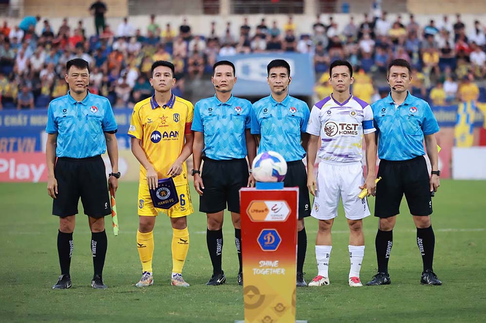 El equipo de arbitraje ejecuta el partido entre Hanoi FC y Song Lam Nghe An. Foto: VPF