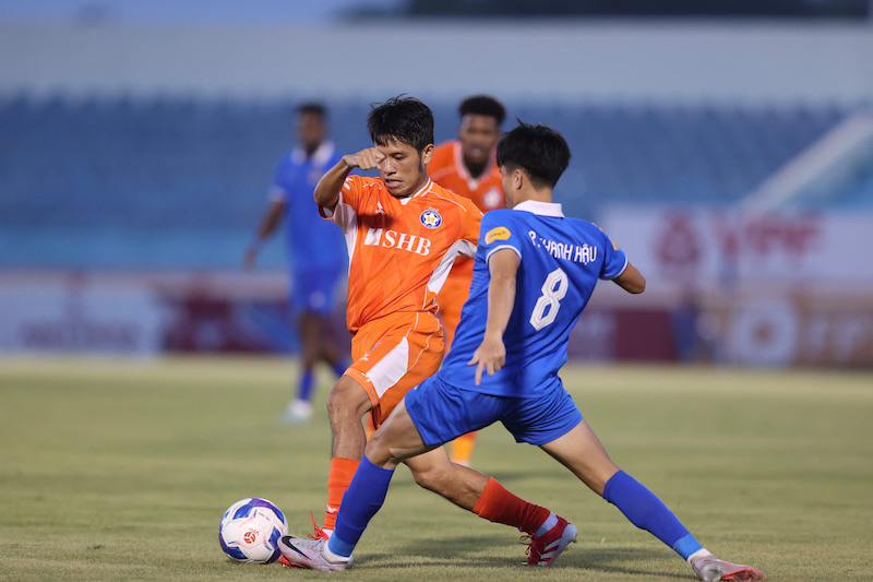 Cau lac bo Da Nang no luc tim kiem ban thang trong hiep 1. Anh: Nhat Anh